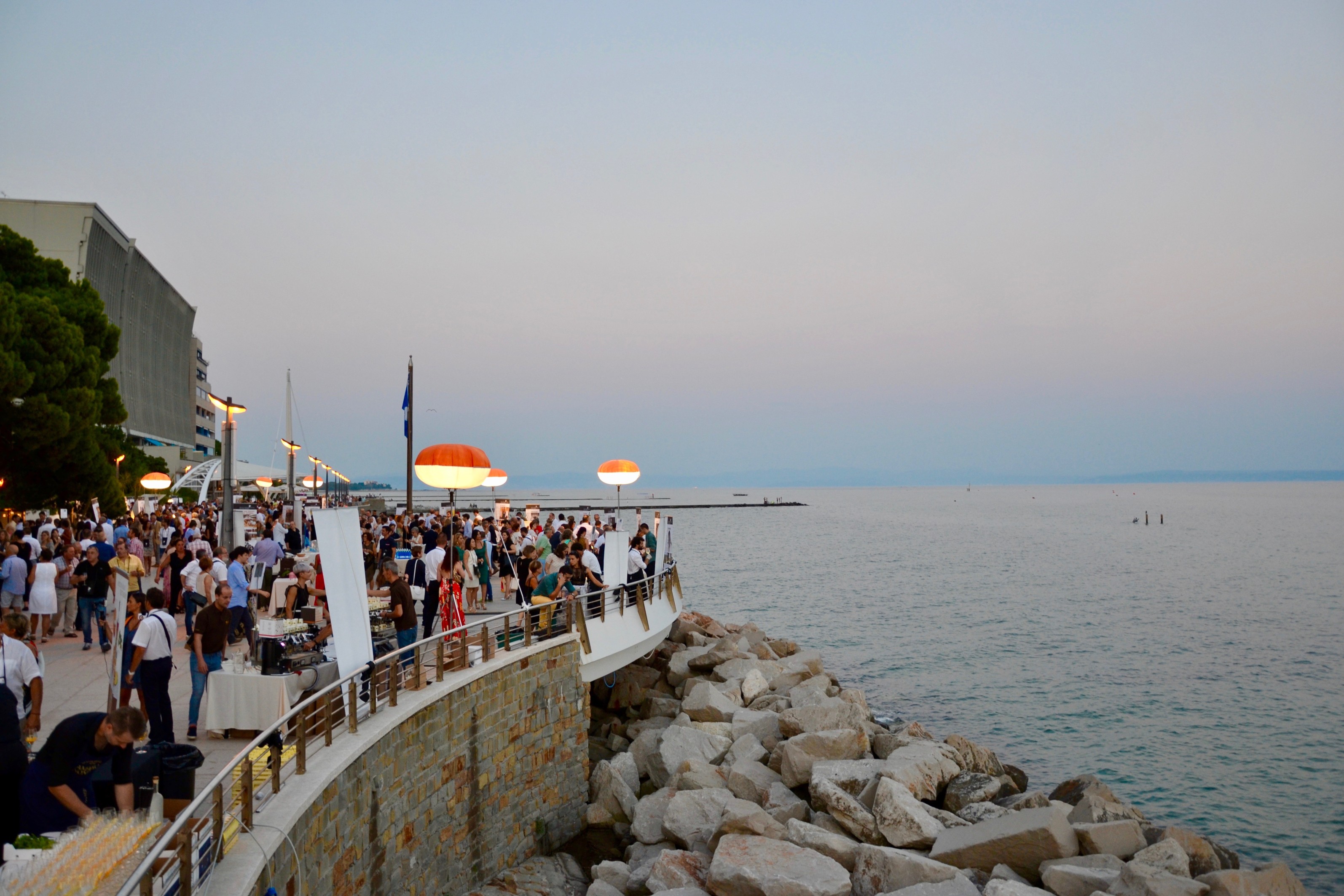 30 e 31 luglio: duplice appuntamento sulla passeggiata a mare di Grado con le Cene spettacolo di FVG Via dei Sapori